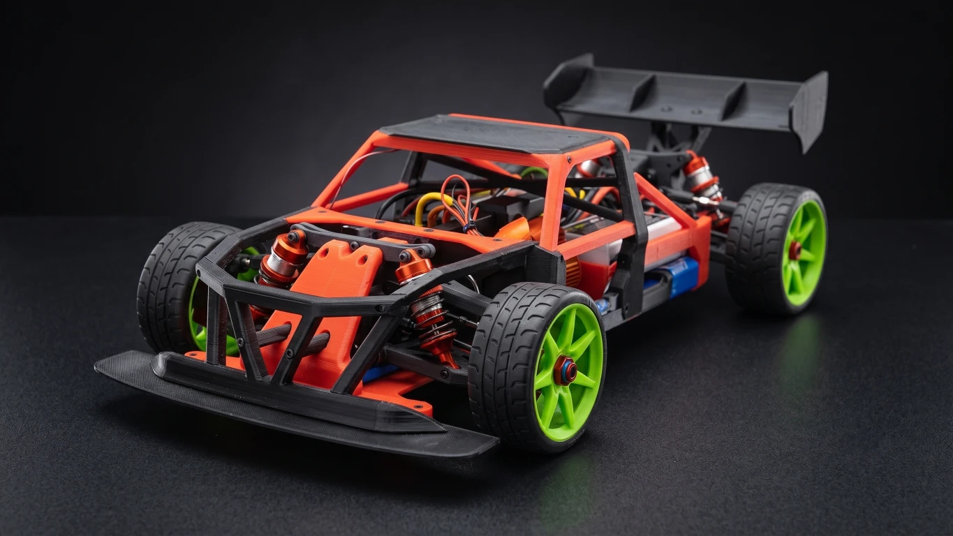 Suur RC auto 3D-prinditud oranzhi raami, neoonroheliste velgede ja metallsete amortidega tumedal taustal.